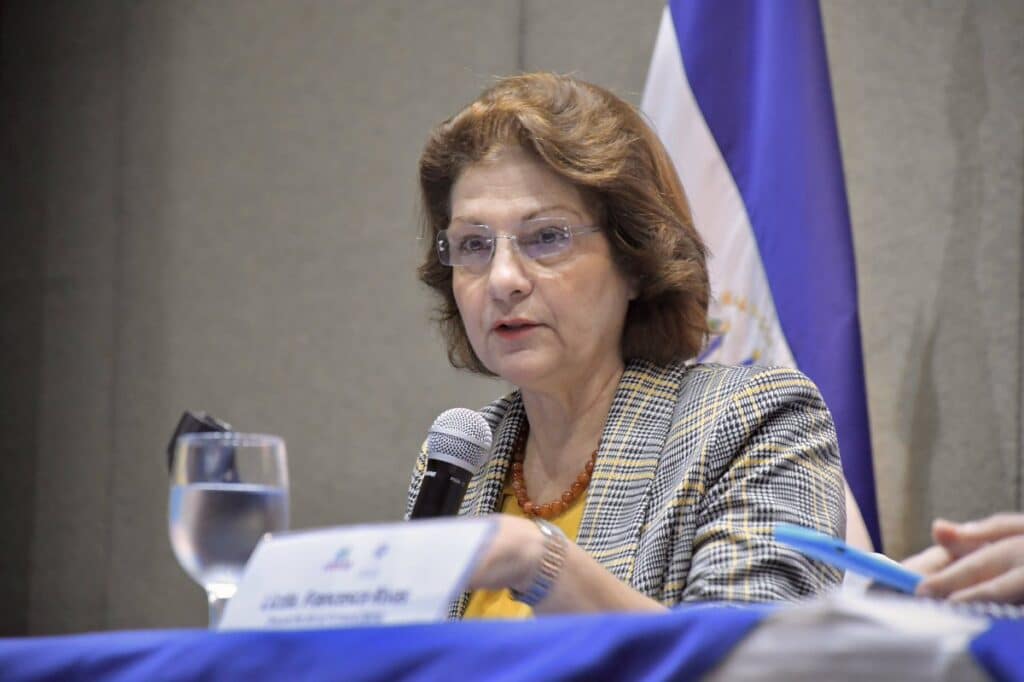 Foto de la Ministra de Educación de El Salvador Carla Evelyn Hananía de Varela
